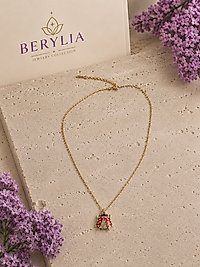 UĞUR BÖCEĞİ DETAYLI TAŞLI GOLD ÇELİK KOLYE