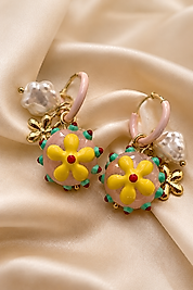 RENKLİ ÇİÇEK FİGÜRLÜ CHARM DETAYLI PEMBE ÇELİK KÜPE